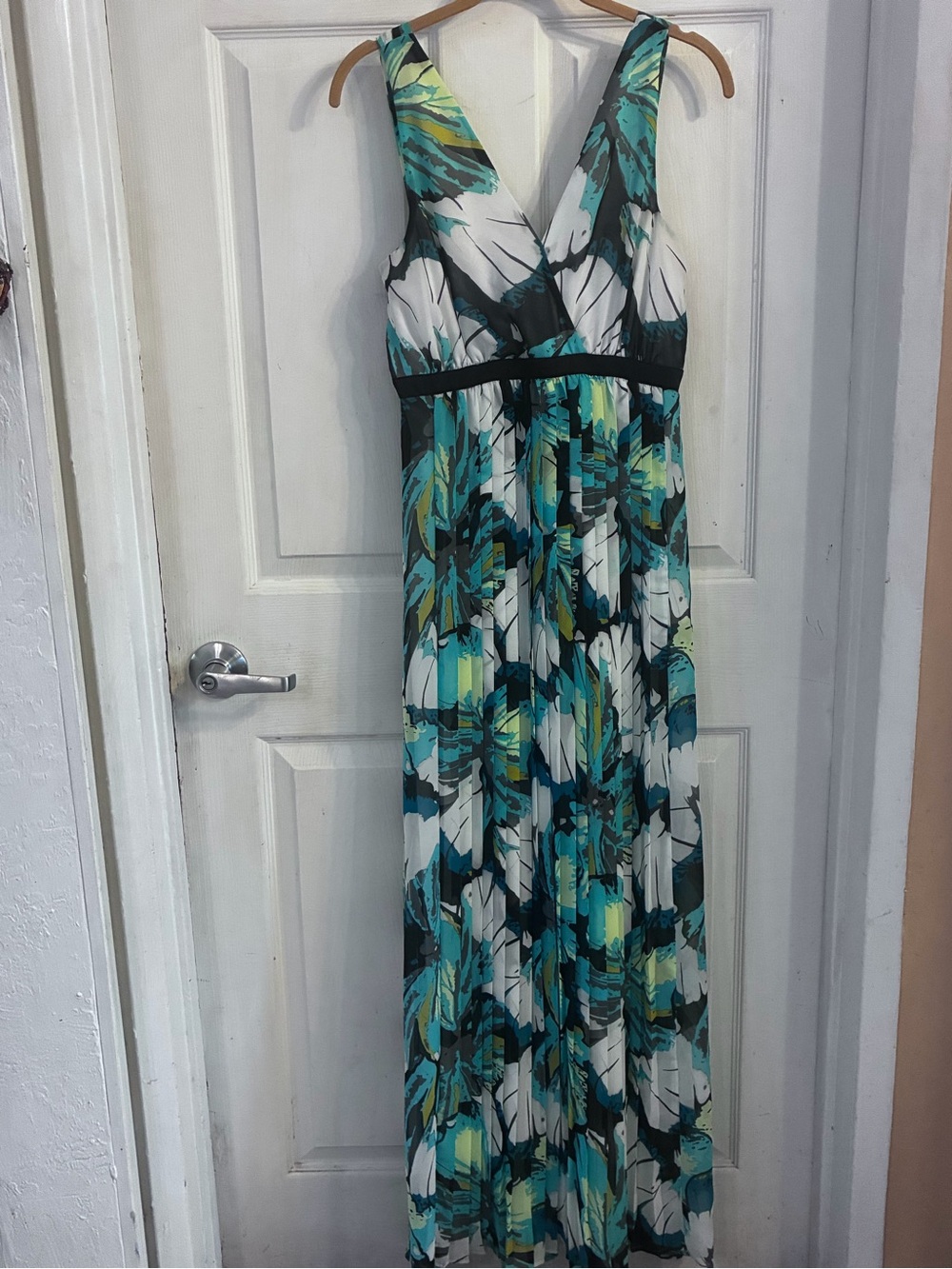 New York & Co. Woman’s Teal/Turquoise/White Floral sleeveless Maxi Dress Size: S
